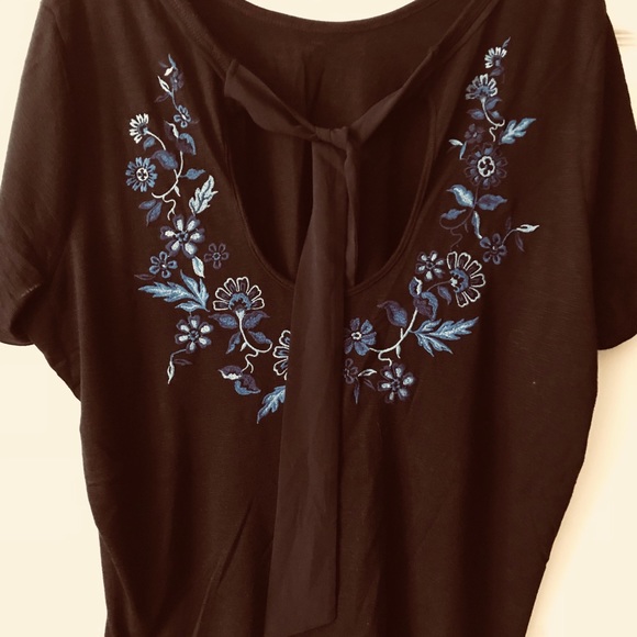 Black short sleeve top with embroidered tie back - Picture 2 of 4